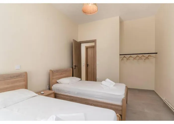 Soto's Comfort House Адамас